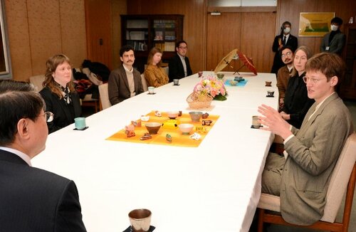 平井知事（左）に県内の工芸作品から感じた刺激などを語るスウェーデンの作家ら＝４日、鳥取県庁