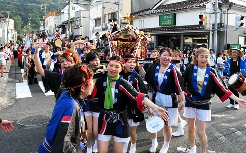 威勢よく倉吉銀座通りを練り歩く女みこし＝３日、倉吉市明治町