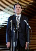 　記者団の取材に応じる岸田首相＝１３日午前、首相官邸