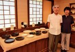 開窯４５周年を迎え、記念の作陶展を開いている清志さん（左）と裕代さん＝４日、鳥取市栄町の鳥取たくみ工芸店