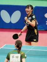 　女子シングルス決勝で早田ひな（手前）を破り優勝した張本美和＝Ａｓｕｅアリーナ大阪