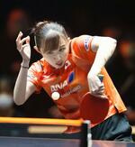 　女子シングルス１回戦　ルーマニアのベルナデッテ・ソクスと対戦する早田ひな＝北九州市立総合体育館