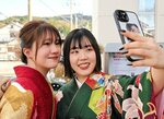 記念に　スマートフォン片手にまずは一枚。アングルはこれでいい？（香美町）