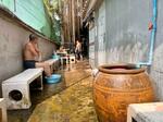 　サウナ室から出て外気浴する人＝２０２４年２月、バンコク（共同）