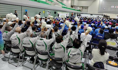 総合開会式に参加した選手ら＝１９日、鳥取市のヤマタスポーツパーク