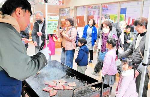 鳥取和牛焼き肉の振る舞いに列を作る買い物客ら＝８日、鳥取市賀露町西３丁目の地場産プラザわったいな