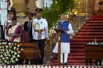 　９日、３期目の就任の宣誓をするインドのモディ首相（右）＝ニューデリーの大統領官邸（ＡＰ＝共同）