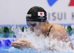　女子５０メートル平泳ぎ決勝　力泳する鈴木聡美＝マリンメッセ福岡