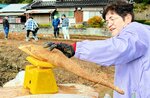 掘り出したジネンジョの重さを確認する参加者＝２４日、香美町香住区下岡