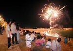 皆生温泉旅館組合が連日打ち上げた花火。催しや飲食を目当てに大勢の人が訪れた＝８月８日、米子市の皆生温泉海遊ビーチ