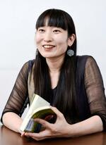 　「話を聴きに行くときは前もって調べ過ぎず、話を聴いた後から知らないことをどんどん勉強していく」と話す寺尾紗穂さん