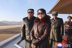 　空軍司令部を訪れた北朝鮮の金正恩朝鮮労働党総書記（左端）と長女とされるジュエさん（手前）＝１１月３０日（朝鮮中央通信＝共同）