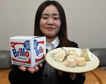 	宝製菓が販売する「『ブリロの箱』黄金のポルボローネ」＝１８日、琴浦町逢束の宝製菓