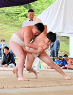 力いっぱい組み合い、白熱の取組を見せる児童＝２１日、倉吉市営相撲広場