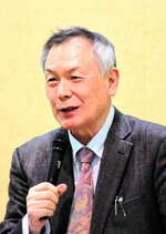 「性教育は公の教育で保障しなくてはいけない」と呼びかける浅井名誉教授＝２５日、倉吉市上井町１丁目の日本海新聞中部本社ホール