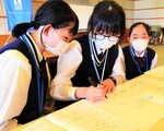 ワークショップを通じてキャリアについて考える中学生ら＝２３日、倉吉市のエースパック未来中心