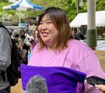 　「女だけの相撲大会」で王座を奪還した西山まこさん＝１２日午後、北海道福島町