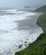 　台風６号の影響で、白波が立つ宮崎市の海岸＝８日午前