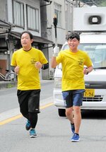  トーチを掲げながら力走する参加ランナー＝３１日、日南町生山 