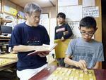 　藤井八冠が通った将棋教室で、文本力雄さん（左）の指導を受ける子どもたち＝２０１７年、愛知県瀬戸市