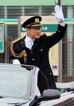 　警視庁小平署の一日署長に就任し、パレードで手を振る栗山英樹さん＝４日午前、東京都小平市