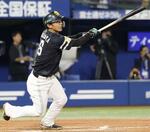 　日本シリーズ初戦の９回、ソフトバンク１死一、二塁、今宮が右越えに２点二塁打を放つ＝１０月２６日、横浜