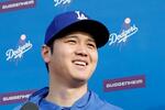 　キャンプインを迎え、取材に応じる米大リーグ、ドジャースの大谷翔平＝９日、アリゾナ州グレンデール（共同）