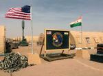 　ニジェール中部アガデスで、米軍の基地建設地に掲げられた米国とニジェールの国旗＝２０１８年４月（ＡＰ＝共同）