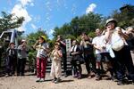 　「御巣鷹の尾根」にある「昇魂之碑」の前でシャボン玉を飛ばす人たち＝１２日午前、群馬県上野村