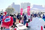 神戸市内でのイベントの様子。神戸営業所の企画で香美町の雪遊びブースが会場に設けられ、多くの親子連れでにぎわった＝２０２２年２月、神戸市兵庫区