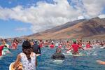 　米ハワイ州マウイ島ラハイナ沖で、伝統儀式「パドルアウト」に参加する人たち＝８日（岡崎友子さん提供・共同）