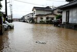 野坂川が逆流し、地域一帯が冠水した＝８月１５日午後５時４９分、鳥取市南安長１丁目（地域住民提供）