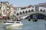 　ボートやゴンドラが行き来するイタリア・ベネチアの運河＝２０２３年９月（共同）