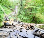 土砂崩れで１５日から通行が規制されている県道若桜湯村温泉線＝１７日、新温泉町岸田（県新温泉土木事務所提供）