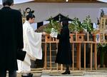 　三笠宮妃百合子さまの「墓所百日祭の儀」で拝礼に向かわれる喪主で孫の彬子さま＝２２日午後、東京都文京区の豊島岡墓地（代表撮影）