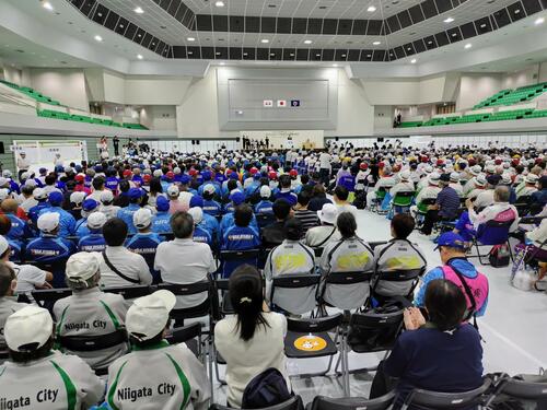 総合開会式に参加した選手ら＝１９日、鳥取市のヤマタスポーツパーク