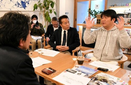 独自サービスの必要性を訴える中村社長（右）＝１６日、倉吉市堺町１丁目のハルキヤカフェ