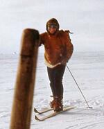 　スキーを履き、氷海上を歩く植村直己さん＝１９７３年５月、北極圏のグリーンランド