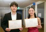 　ロン・ティボー国際音楽コンクール（バイオリン部門）で３位に入賞した竹内鴻史郎さん（左）と５位の橘和美優さん＝２６日、パリ（共同）