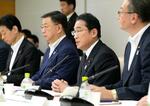 　大阪・関西万博の対応を協議する会合で発言する岸田首相（右から２人目）＝３１日午後、首相官邸