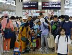 　お盆休みのＵターンラッシュが始まり、混雑するＪＲ東京駅の新幹線ホーム＝１３日午後