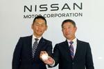 　日産自動車の本社野球部の監督に就任する伊藤祐樹氏（右）とヘッドコーチに就任する四之宮洋介氏＝２１日、横浜市内