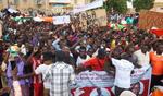 　３日、ニジェールの首都ニアメーに集まったクーデター支持者ら（ゲッティ＝共同）