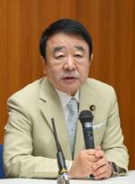 　自民党大阪府連の会長に選ばれ、記者会見する青山繁晴参院議員＝２２日午後、大阪市