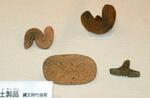 　展示されている「スタンプ形土製品」＝盛岡市の岩手県立博物館
