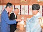 田中宮司（右）からお神酒をつがれる参列者＝４日、香美町村岡区村岡の黒野神社