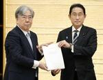 　政府税制調査会の中期答申を受け取る岸田首相（右）＝６月３０日、官邸