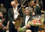 　２００２年４月、ボストン交響楽団でのラストコンサートを終え、花束を手にする小澤征爾さん＝米ボストン（共同）