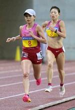 　女子１万メートルで３２分３３秒８８をマークし優勝した加世田梨花。右は２位となった松田瑞生＝ヤンマースタジアム長居