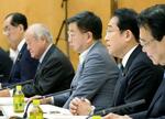 　経済財政諮問会議の会合であいさつする岸田首相（右から２人目）＝２０２３年６月、首相官邸